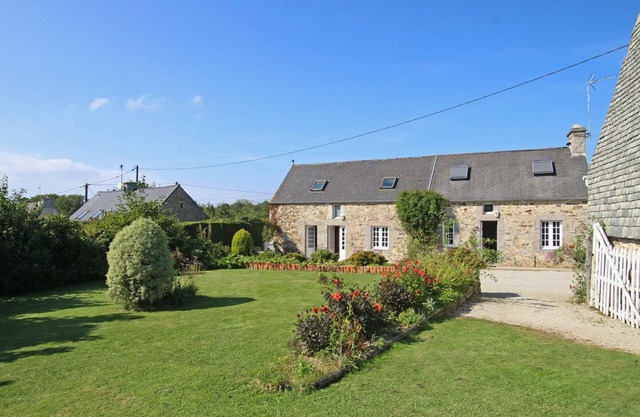 Casa independiente con jardín grande, chimenea y cerca de la costa.