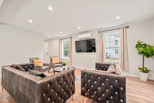 Spacious House with King Beds in Prime Location