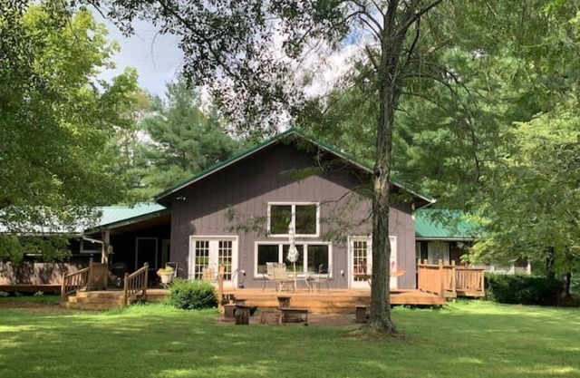 Spacious Lake Escape Near Conley Bottom