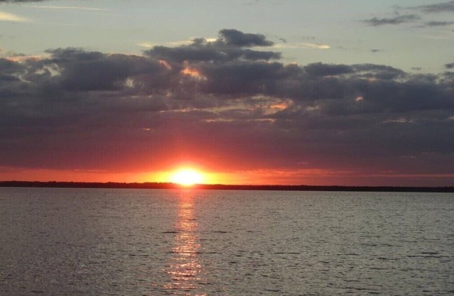 Amplio condominio con vista al lago en el primer piso en Northern Bay Marina & Golf Resort