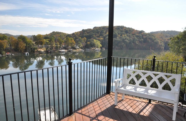 Spacious lakefront 2BR apt, J1772 EVchrg. Short term or exec. rental. NO CHORES.