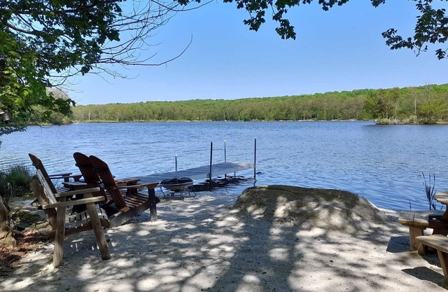 Spacious Lakefront 4 bedroom, 2 bath Mountain Retreat with Private Beach, Kayaks