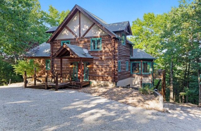 Spacious Log cabin with amazing lake views! Only minutes from LOZ attractions.