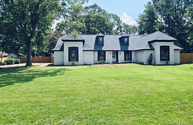 Spacious 5-bedroom vacation home just 19 minutes from Graceland