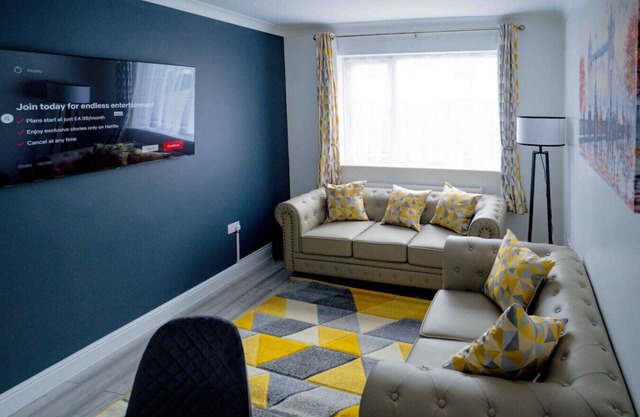 Spacious modern apartment with full kitchen, Wi-Fi & parking