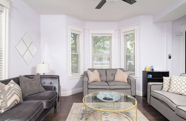 Amplia y moderna casa dúplex de lujo cerca de Boston y Cambridge con estacionamiento gratuito