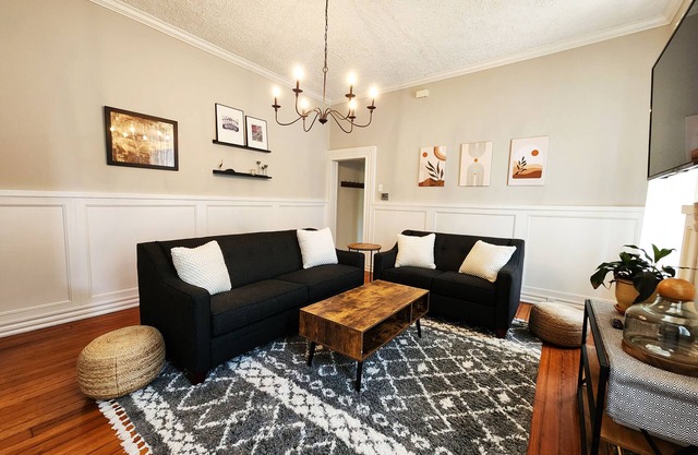 St. Louis Modern Retreat- sleeps 12-Family Friendly-Convenient Location