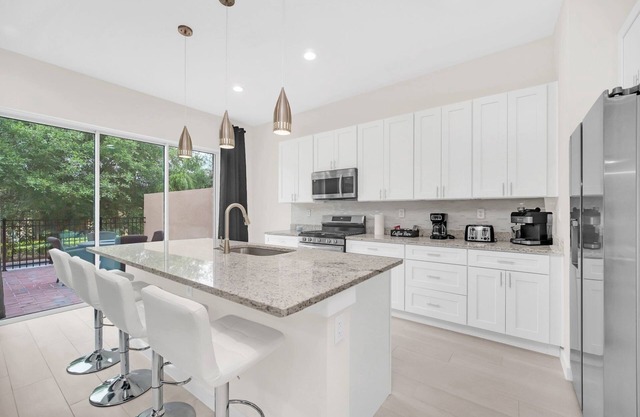 Spacious, mordern and themed 5 Bedroom home minutes from Disney and waterparks!