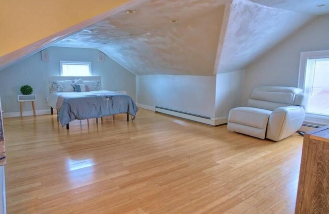 Spacious multi-level 4 bed /2bath Apt with Parking