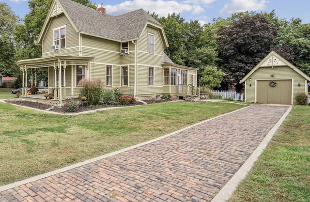 Spacious 4 bedroom home with ideal location by downtown. Perfect for groups!