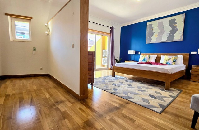 Spacious Penthouse w/ Barbecue, wifi, 2 terraces & Views