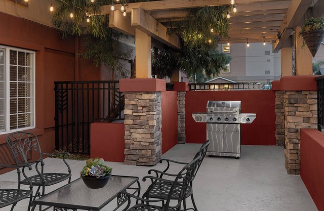 Spacious Pet-Friendly Suite w/ Free Parking and Airport Shuttle near Pike Place