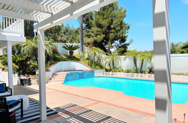 Spacious Poolside Oasis - Right Next to Beach and Legoland