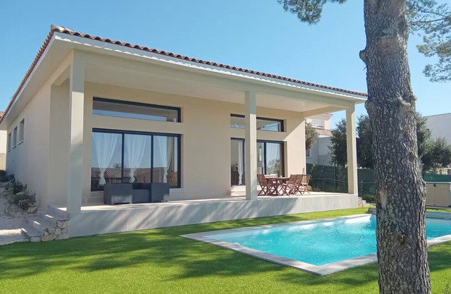 Spacious private villa with swimming pool, very quiet area