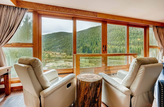 Spacious Remodel, 4br, Minutes To Conf Center & Slopes! 4 Bedroom Condo by RedAwning