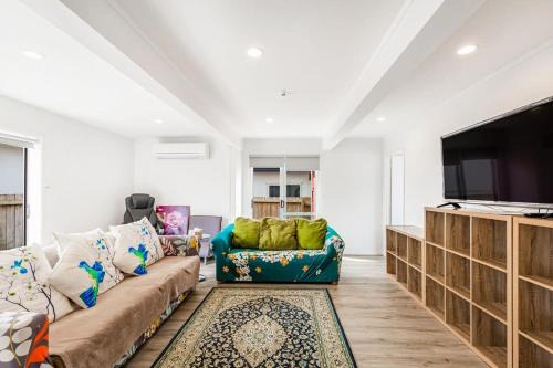 Spacious Renovated 3BR in Ellerslie I Zodiak Stays