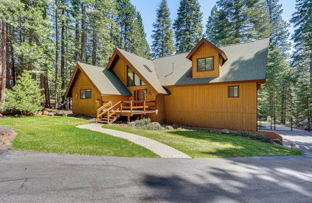 Spacious Retreat w/ Backyard: 1 Mi to Lake Almanor