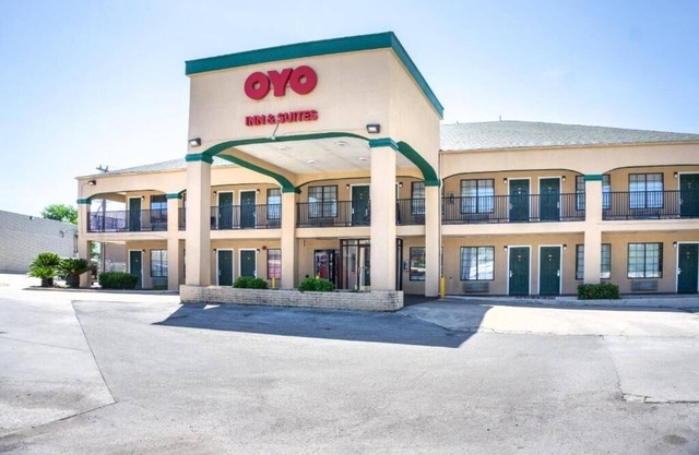 Spacious Room Close to Six Flags & River Walk Parking Included