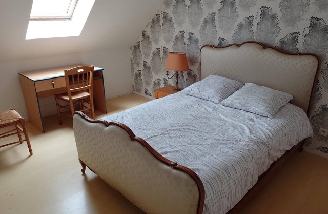 Spacious room in residential area, close to amenities, RER bus 40mn from Paris