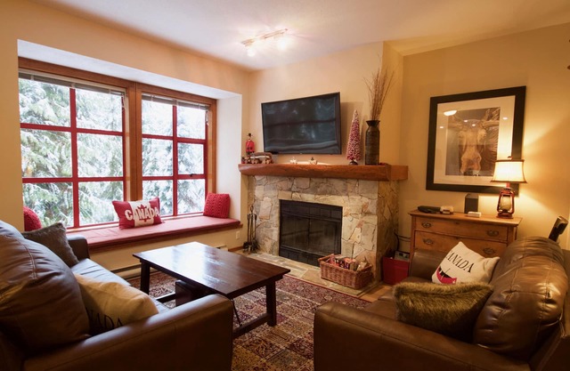 Retiro espacioso de Whistler rústico en el bosque