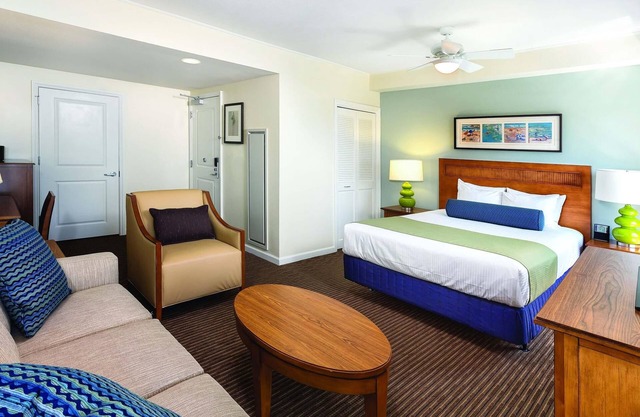 Amplio estudio frente al muelle con acceso a la playa, piscina en el resort y WiFi gratis