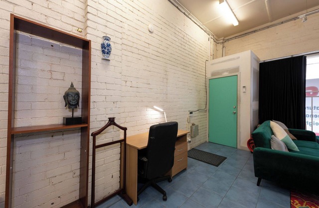Spacious Studio in Quiet Northcote Neighbourhood