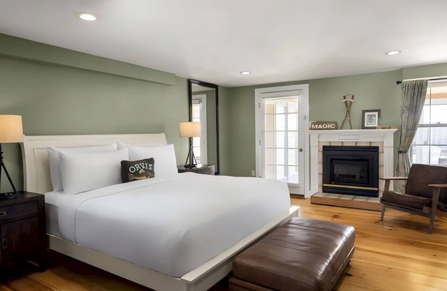 Spacious Suite Perfect for Relaxation in Manchester | Pool, Restaurant, Bar