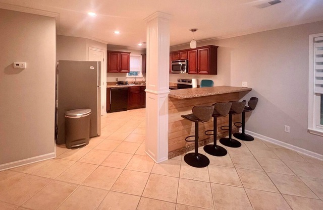 Spacious Suite w/ Self Check-in & Free Parking -