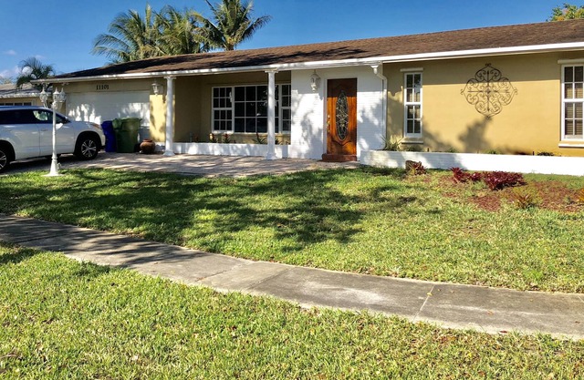 Suite espaciosa con entrada privada y vista a la piscina