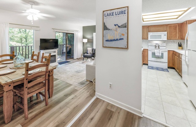 Spacious townhome within steps of Apple Valley Golf Course--Indoor pool!