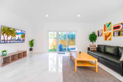 Spacious Townhouse with 2 Levels Close to Hard Rock Stadium