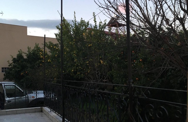 casa espaciosa con jardín arbolado maduro