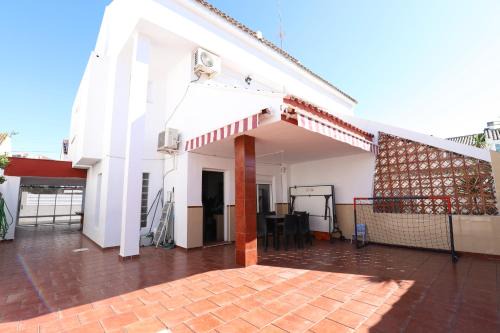 Spacious townhouse with terraces and pool in Sagunto
