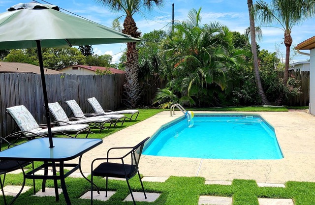 Casa de la piscina de 4 dormitorios recientemente renovada, cerca del centro y de las playas con bicicletas y kayaks