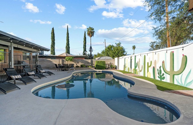 Spacious Tucson OASIS 4BD/2.5BA, Sparkling Pool, Billiards, Pingpong, Family-Fun
