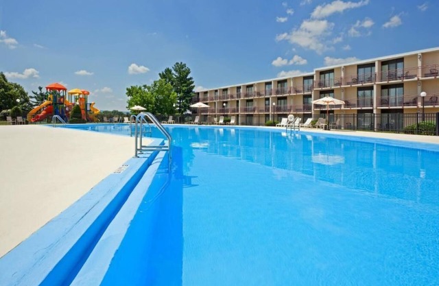 Spacious Unit w/ Pool Access, Parking & Airport Shuttle - Pets are Allowed