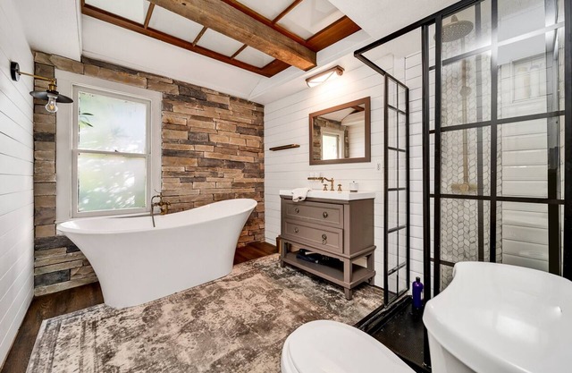 ⤜Spacious Urban RiverEdge Loft With Soaking Tub⤛