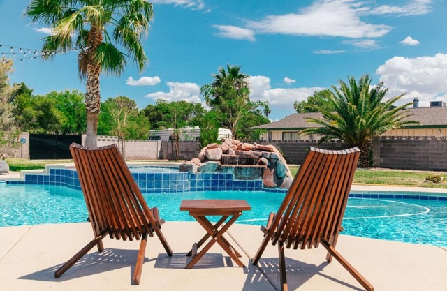 Spacious Vegas Villa Luxury w/ pool, games, courts - 15 min to LV Strip