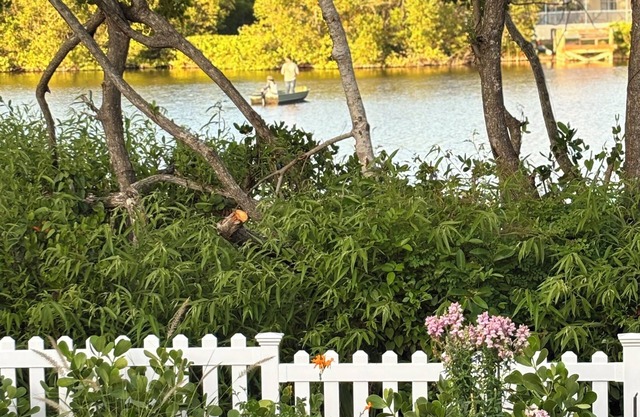 Spacious Vero Beach waterfront pool home. Pet friendly