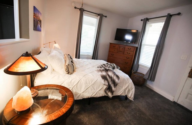 Spacious Victorian 3BR Long Stays by Lux Life