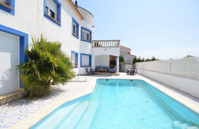 Casa de Vacaciones con Piscina, Jardín, A.A, Barbacoa, Wifi y Parking, Cerca de la Playa