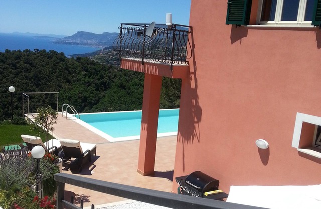 Amplia villa sobre Ventimiglia, cerca de Mónaco, Costa Azul y San Remo