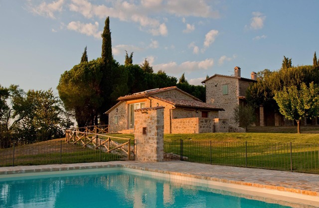 Apartamento en villa con piscina, amplio jardín, patio privado, barbacoa, mesa de ping-pong