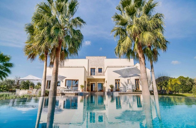 Amplia villa con piscina infinita