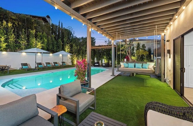 Spacious villa with 8 bedrooms and WiFi, fitness room in wonderful Los Angeles