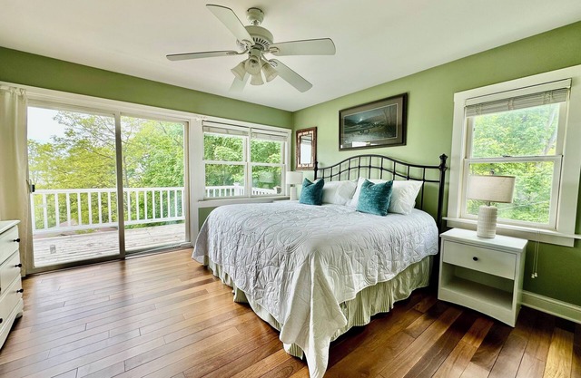 Spacious Walkable in Bayfield!! Lake Views, Steps to Ferry, Marina & Downtown