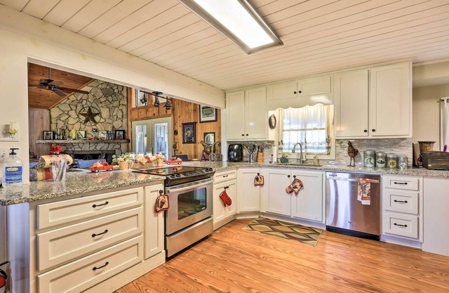 Spacious Williamson Home: Private Yard & Deck