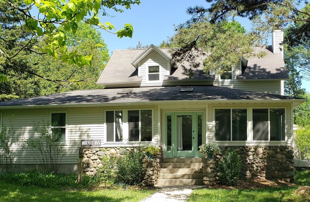 ¡Nuevo listado! Lote espacioso y arbolado: apto para familias / mascotas: caminata corta a Eagle Harbor