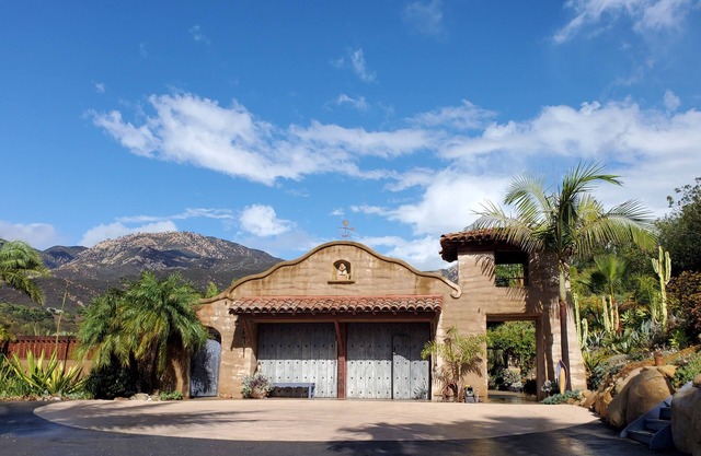Casa de estilo español con piscina, lejos de la niebla costera