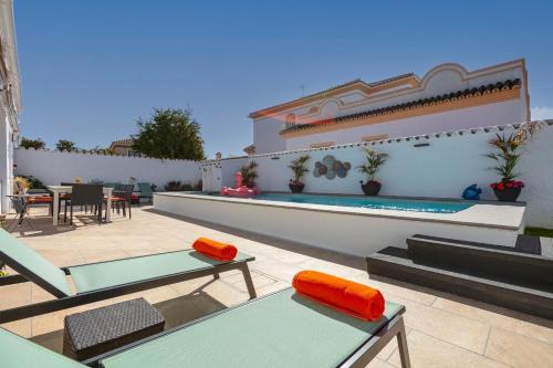 Spanish style, elegant 3 bedroom villa - 5 minutes from the beach!